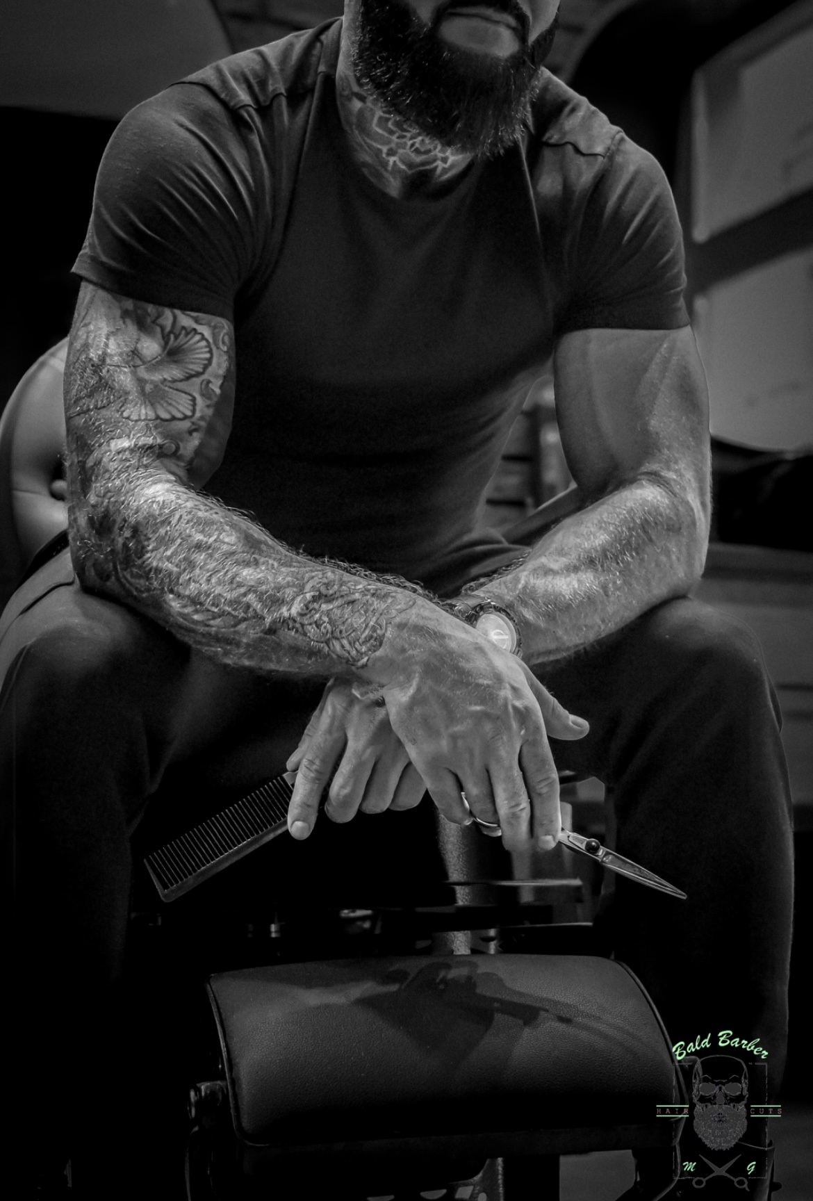 Marcin Gromek z narzędziami barberskimi w salonie Bald Barber