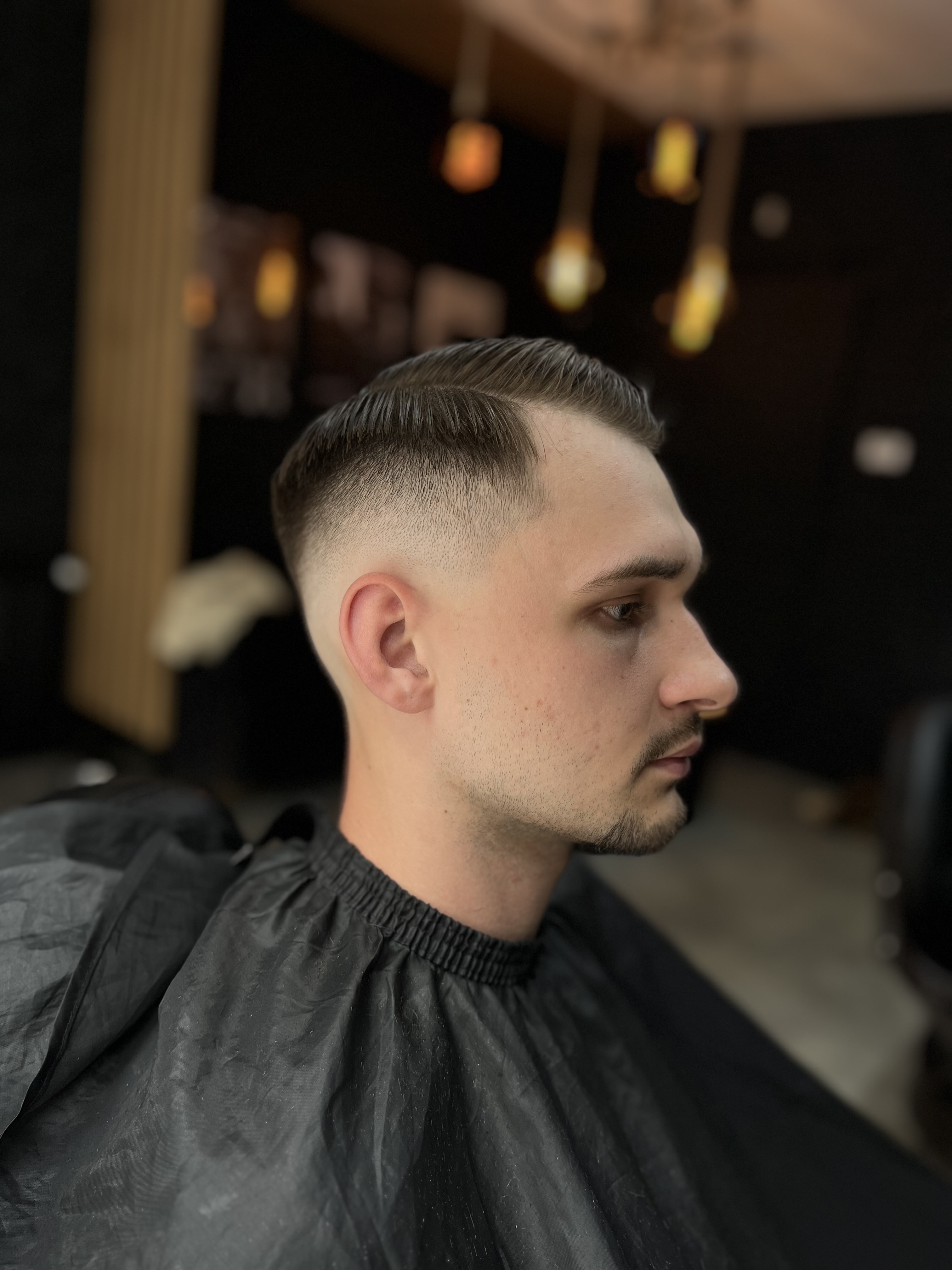 Fade po strzyżeniu w Bald Barber, widok z boku