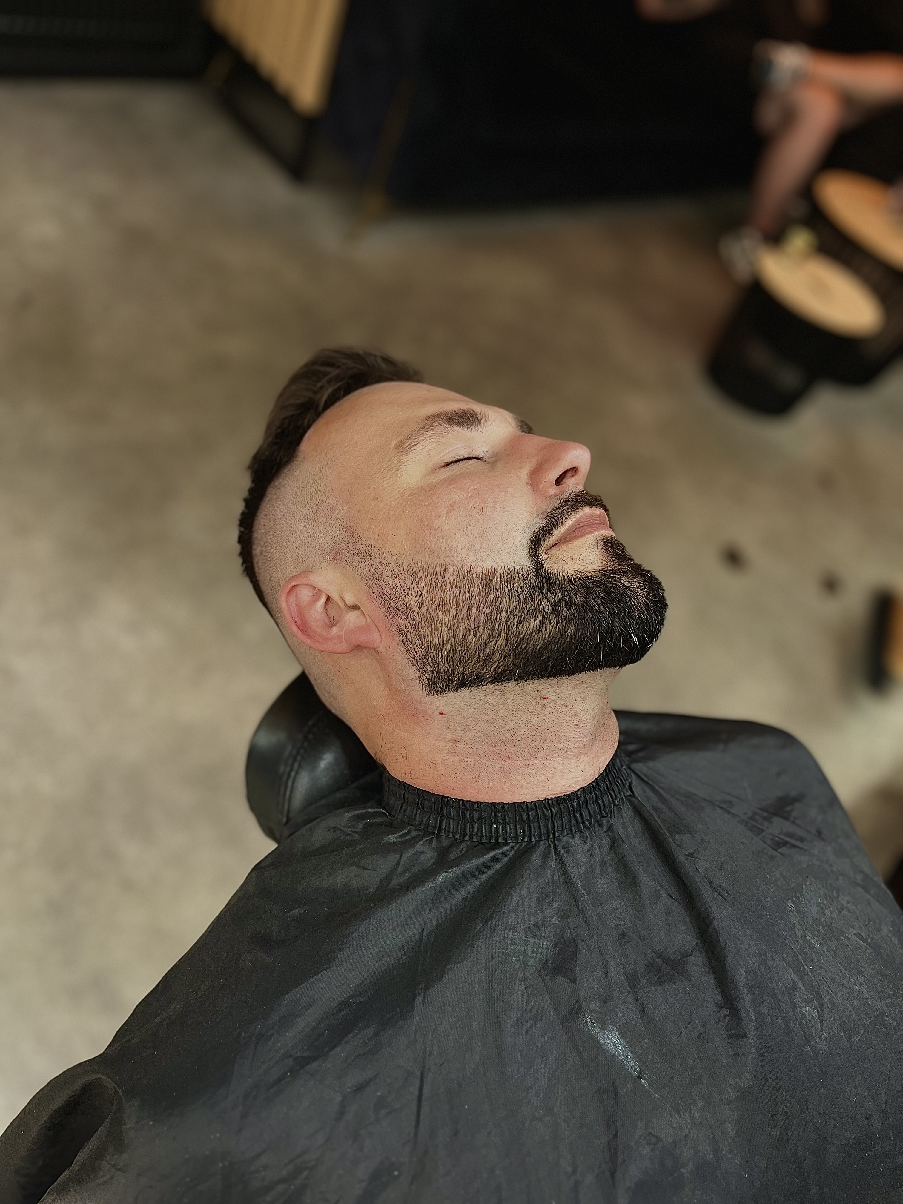 Trymowanie brody klienta w salonie Bald Barber w Inowrocławiu