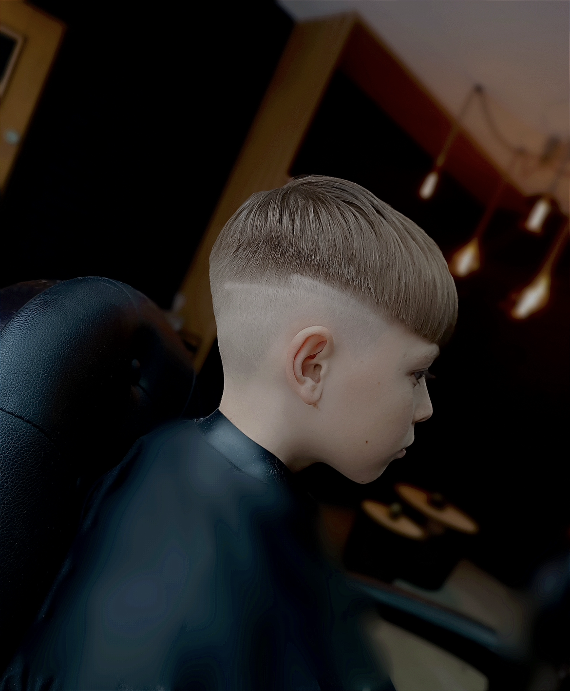 Chłopiec po strzyżeniu dziecięcym w Bald Barber w Inowrocławiu